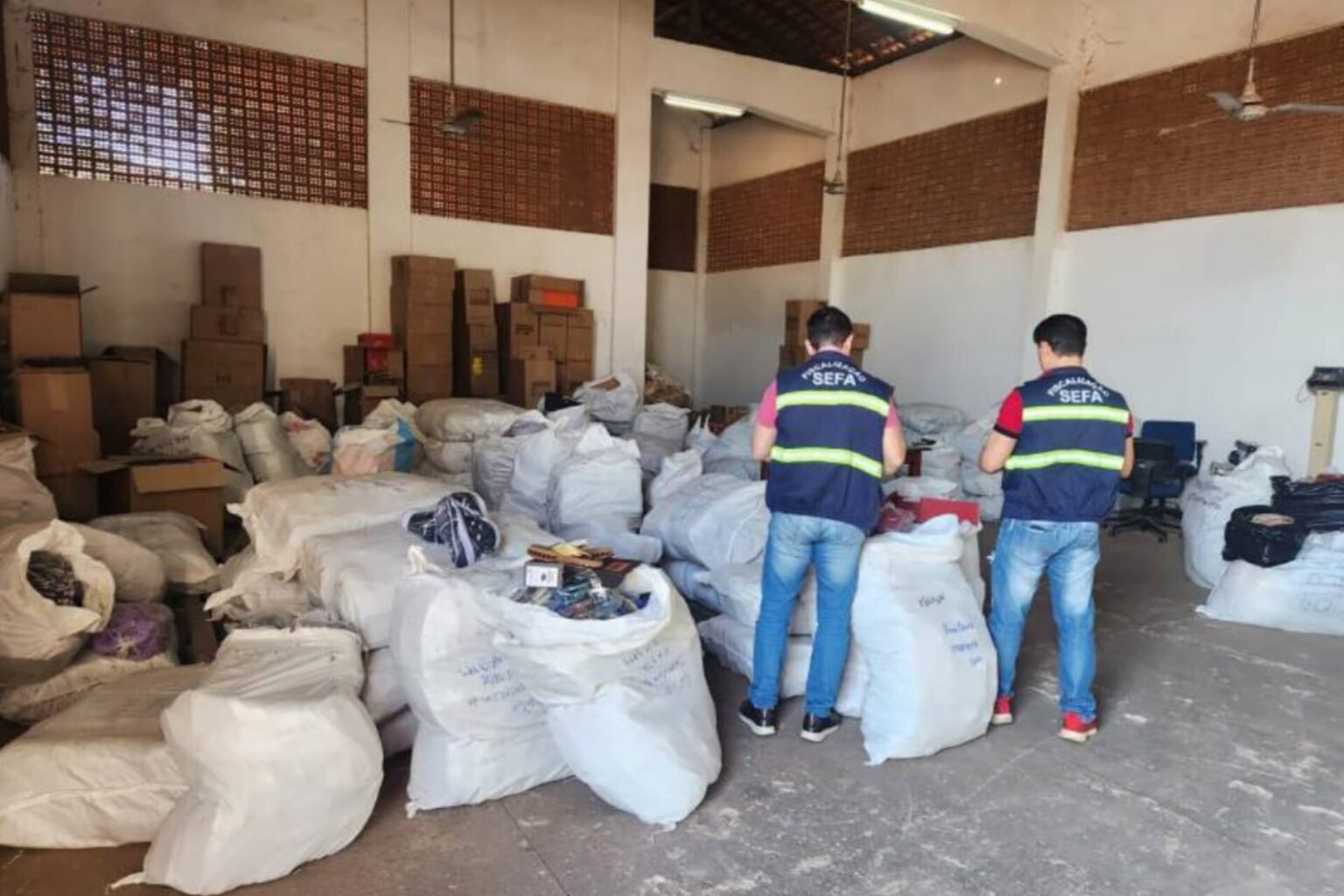 Sefa apreende quase 14 mil pares de calçados e 700 bolsas em Dom Eliseu
