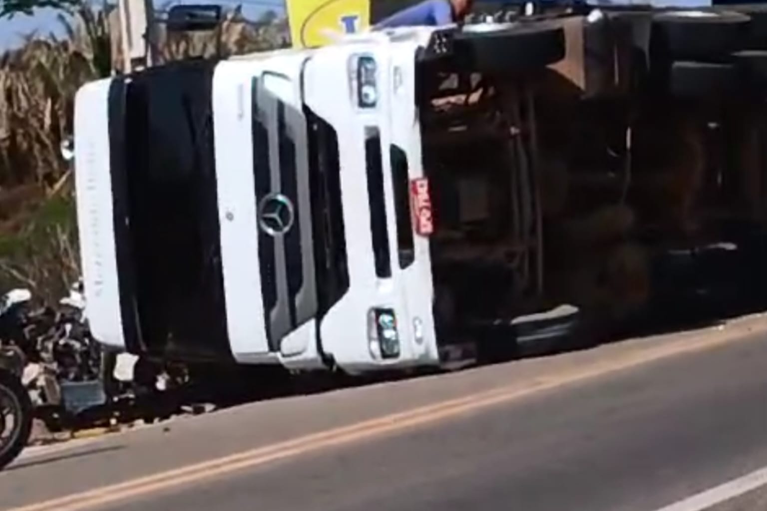 Carreta tomba na BR-230 em Marabá