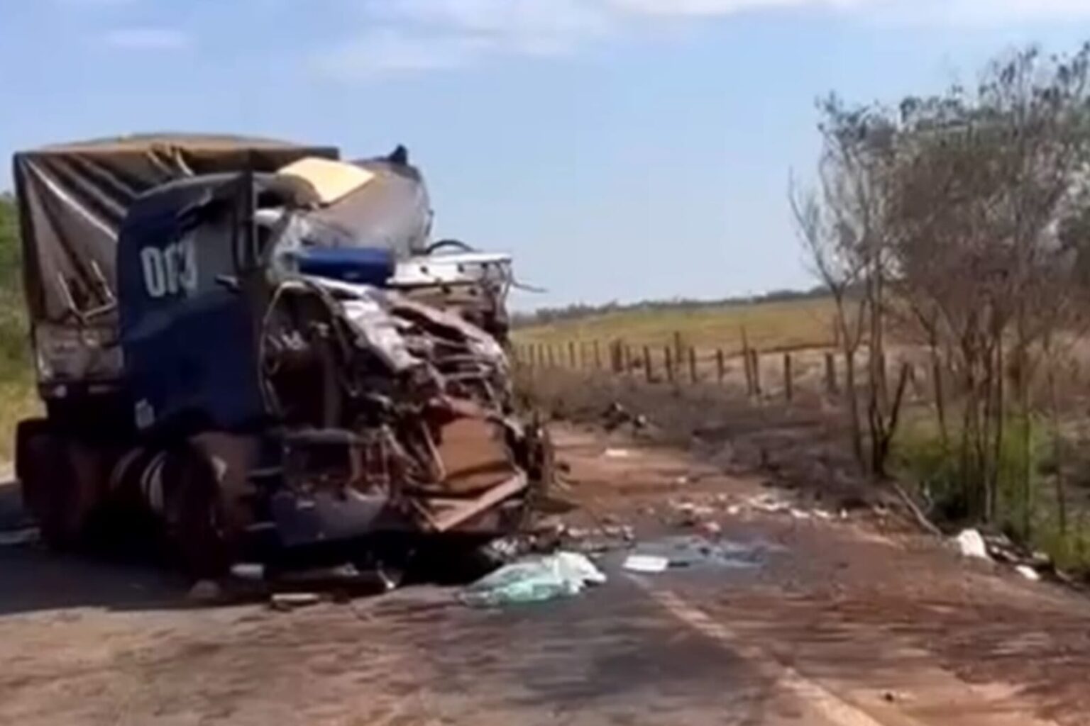 Caminhoneiros ficam feridos após colisão entre carretas na BR-158