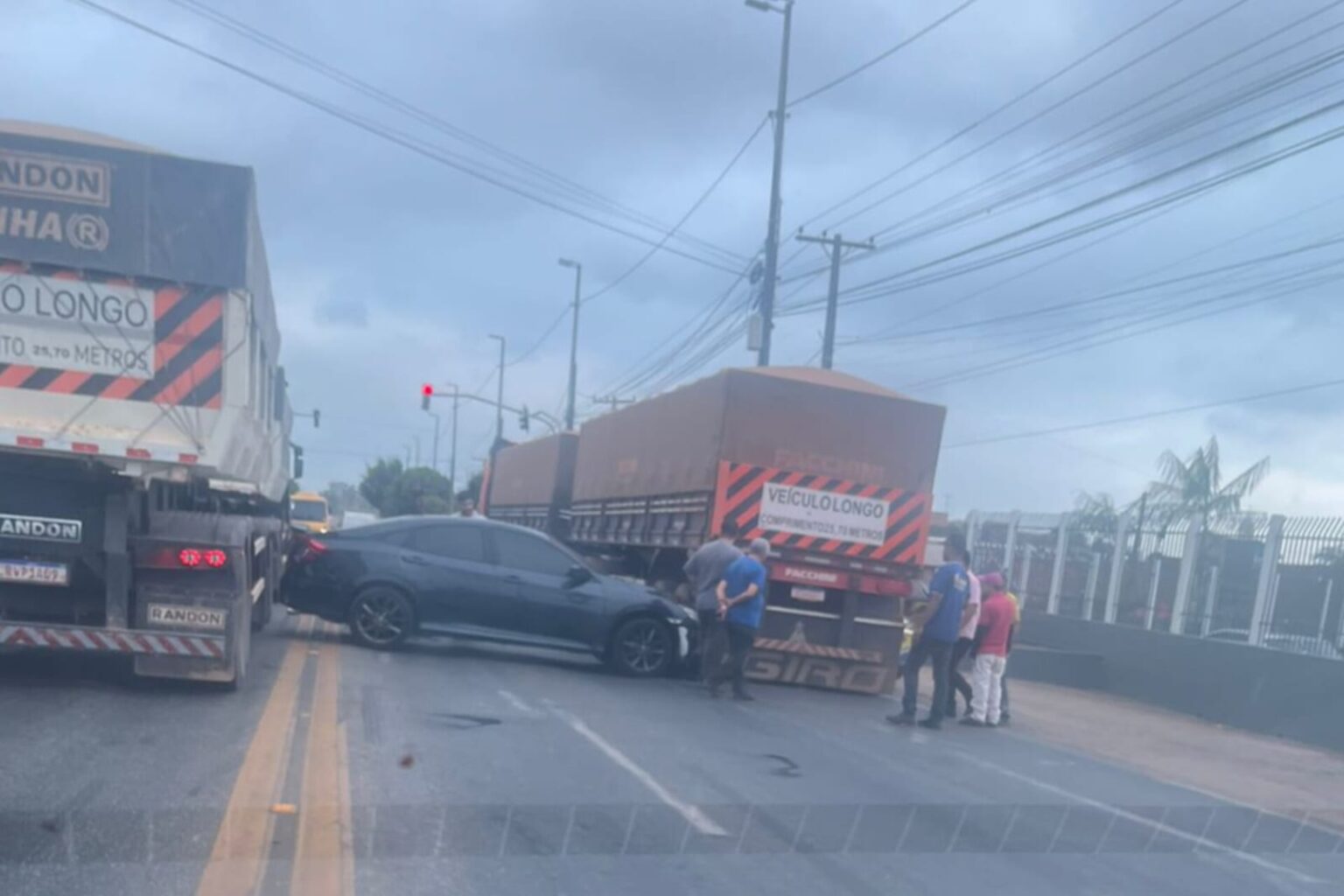 Carro colide contra lateral de carreta em Marabá