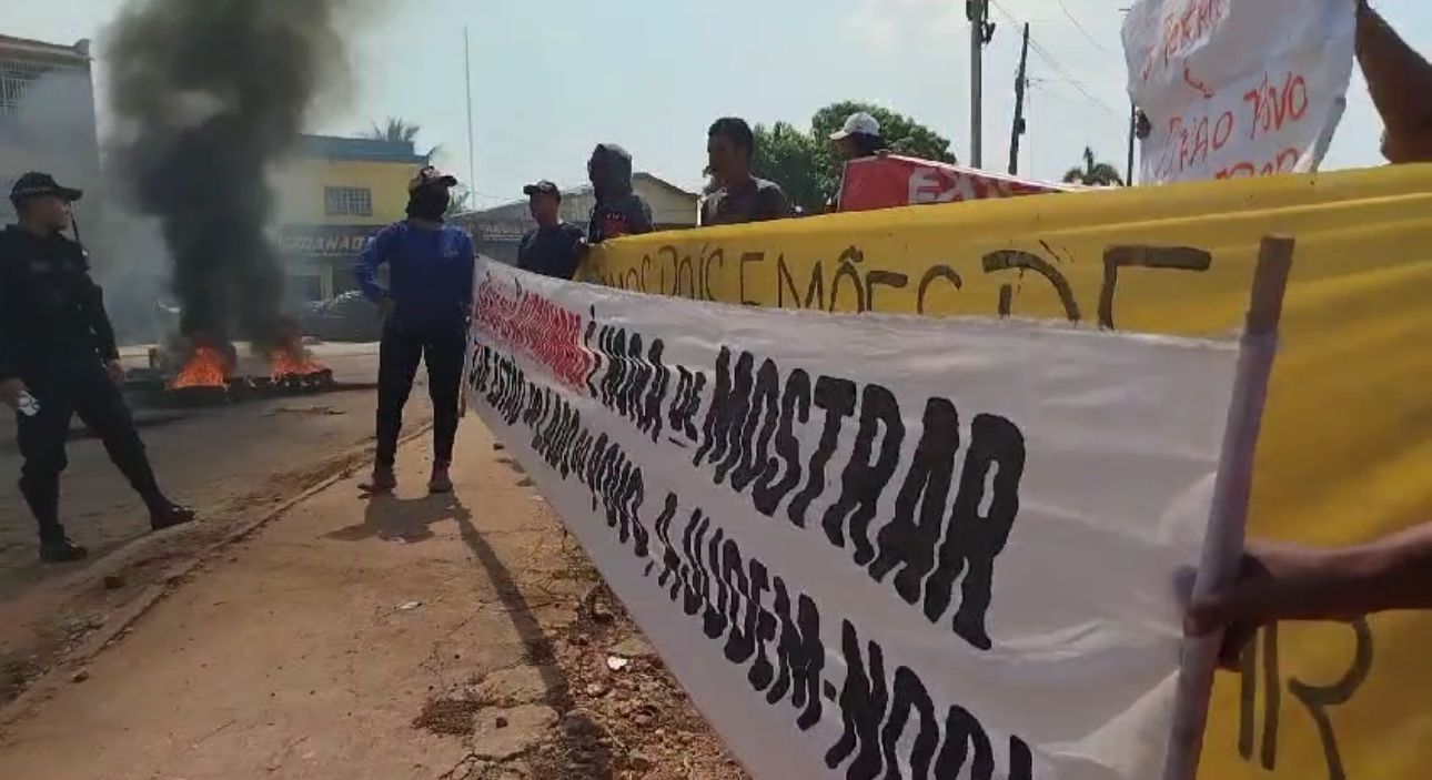 Manifestantes reivindicam direito à moradia em protesto na BR-222, em Marabá