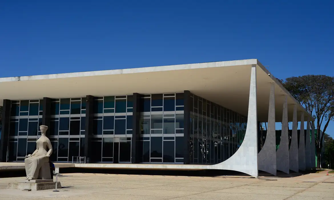 STF suspende julgamento sobre equiparação de licença-maternidade