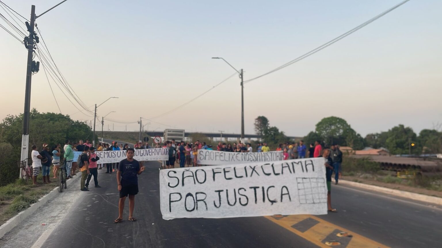 Moradores do São Félix fecham Ponte Rodoferroviária em protesto contra desocupação de imóveis