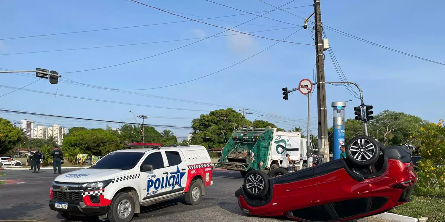 Após colisão com caminhão de lixo, carro particular capota no Pará