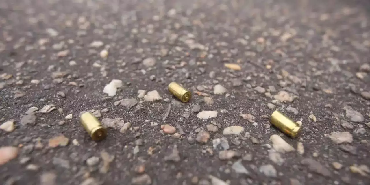 Jovem de 14 anos morre ao ser baleado pela polícia após ‘brincar de assalto’