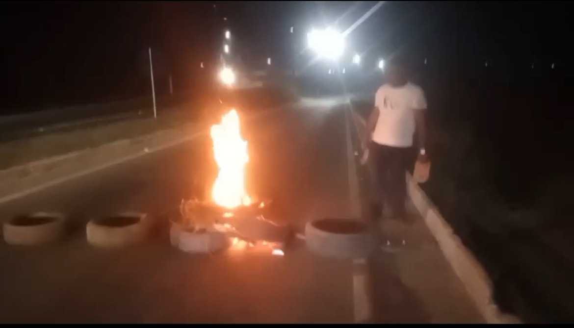 Moradores bloqueiam BR-222 em protesto por falhas no fornecimento de energia em Marabá