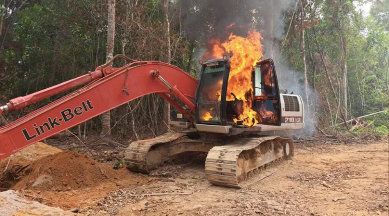 Operação contra garimpo ilegal destrói máquinas na Terra Indígena Kayapó, no Pará