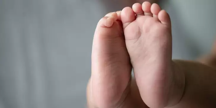 Bebê com 7 dias de vida morre após mãe rolar e dormir sobre ele