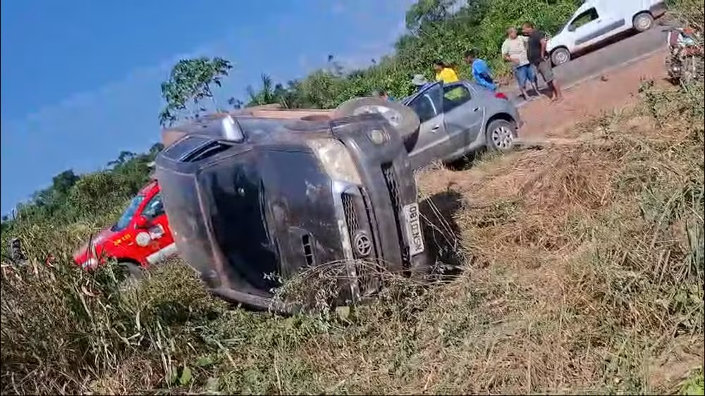 Caminhonete tomba após ser atingida por carro na PA-370