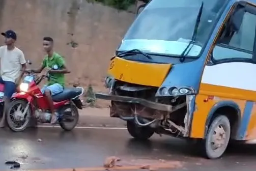Jovem de 18 anos morre em colisão entre moto e micro-ônibus no sudoeste do Pará