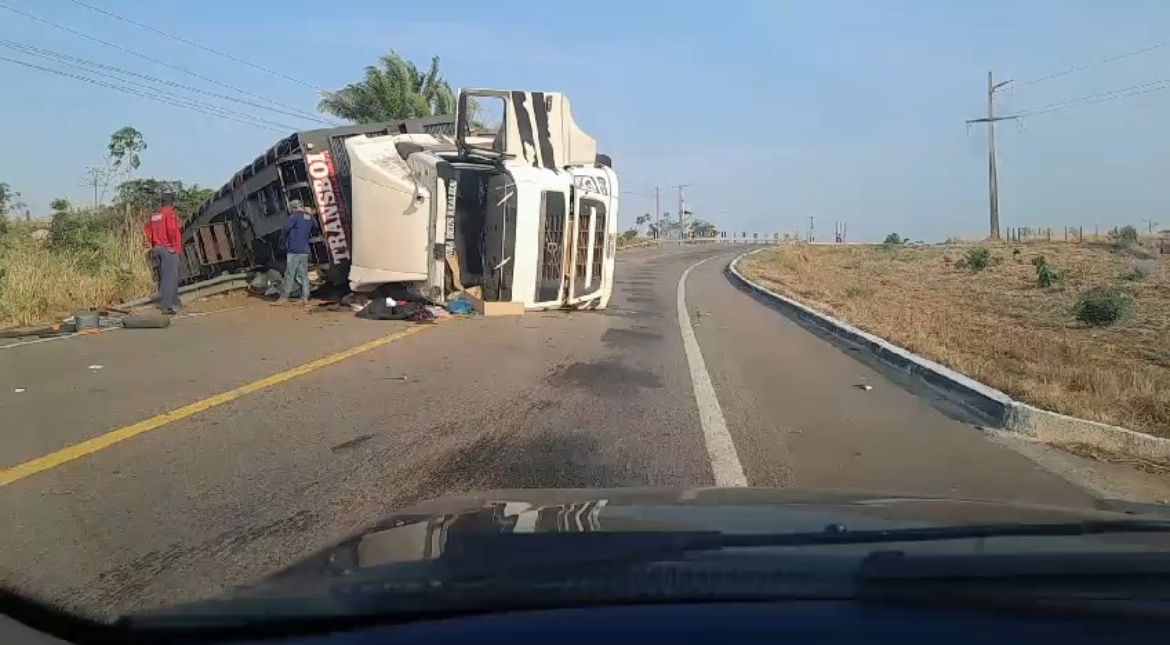 Caminhão tomba em curva perigosa na BR-230, entre Marabá e Itupiranga