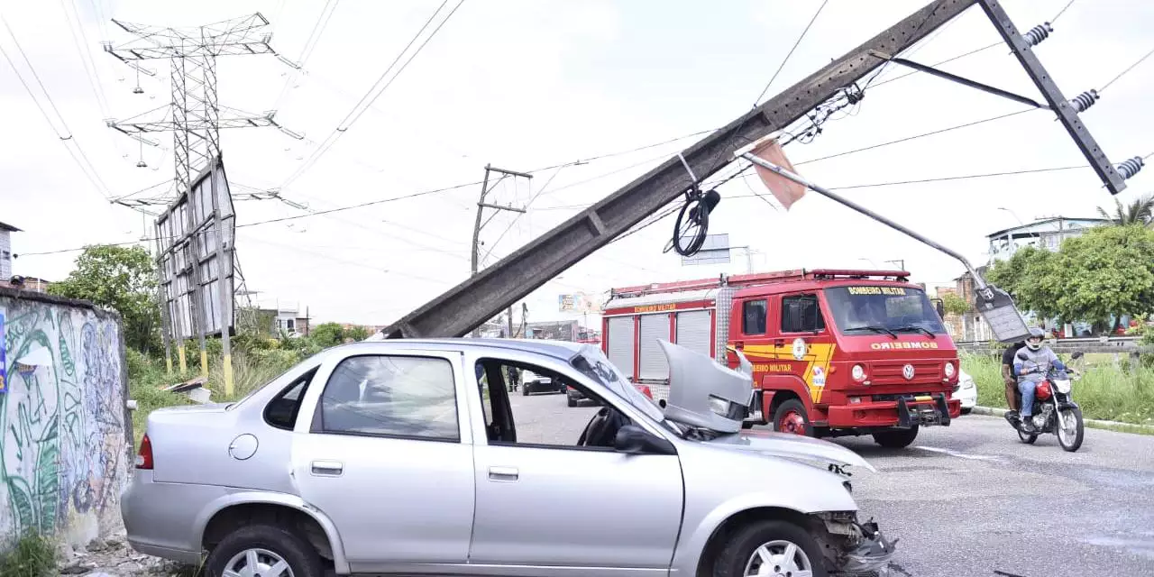 Colisão entre carro de passeio e moto deixa pessoas feridas e derruba poste no Pará