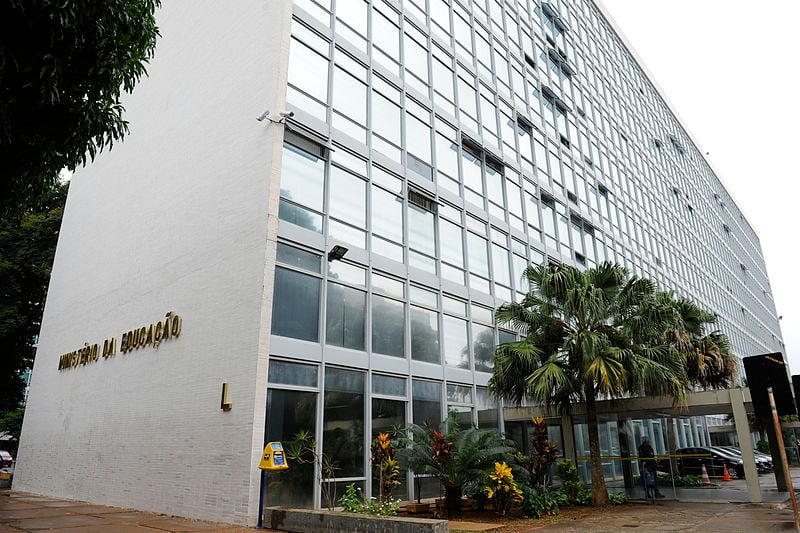 MEC quer dar bolsa para estudantes universitários; entenda