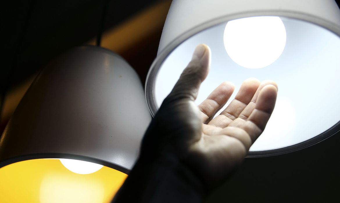 Conta de luz fica mais cara em setembro com bandeira vermelha 2