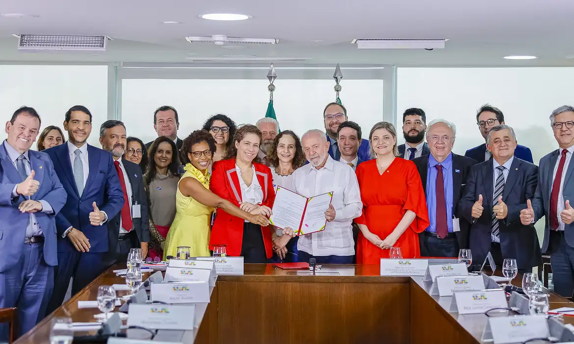 Lula sanciona lei que prevê provas de concurso público pela internet