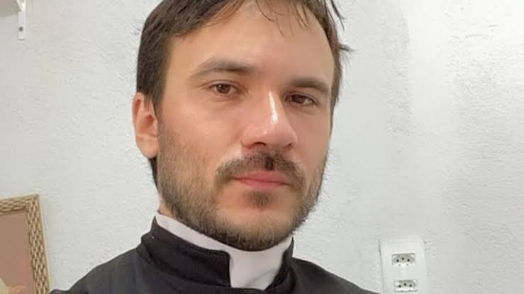 Padre Fabrício morre ao bater moto em cavalo na BR-230, em São João do Araguaia