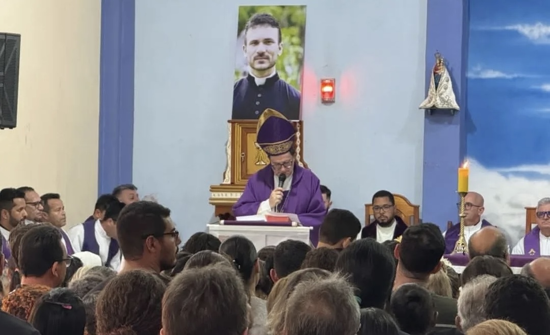 Multidão lota igreja para se despedir do padre Fabrício Rodrigues em Marabá