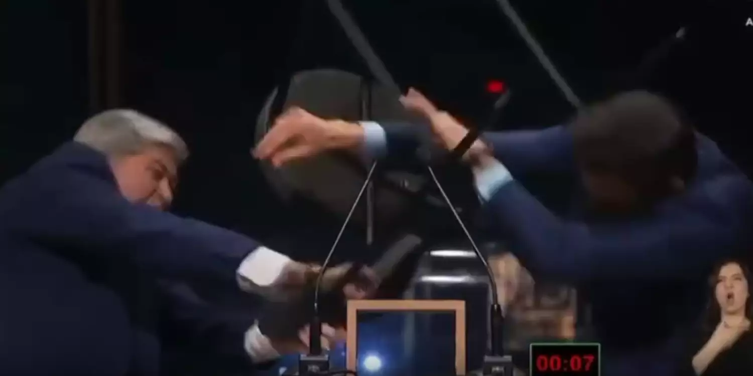 Datena dá cadeirada em Pablo Marçal durante debate em São Paulo