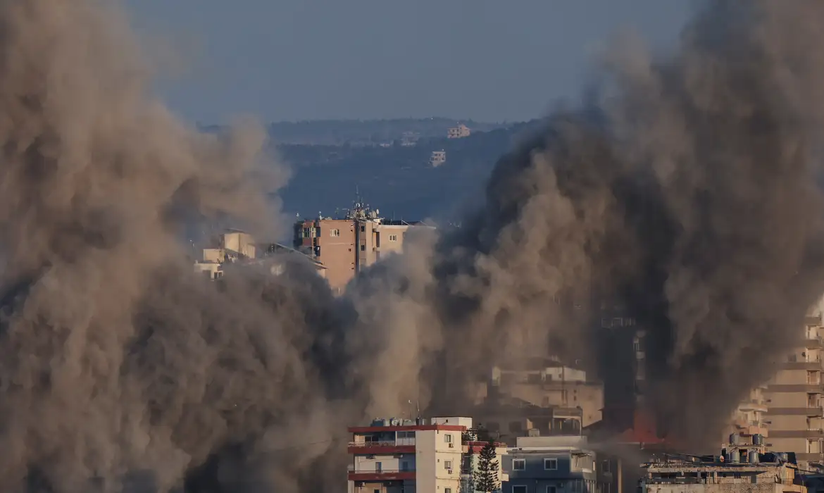 Israel bombardeia o Líbano e pressiona o Hezbollah