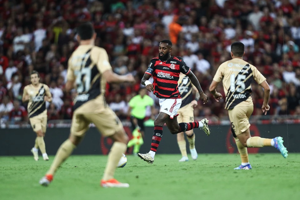 Flamengo vence com gol no fim e fica no G4 do Brasileirão
