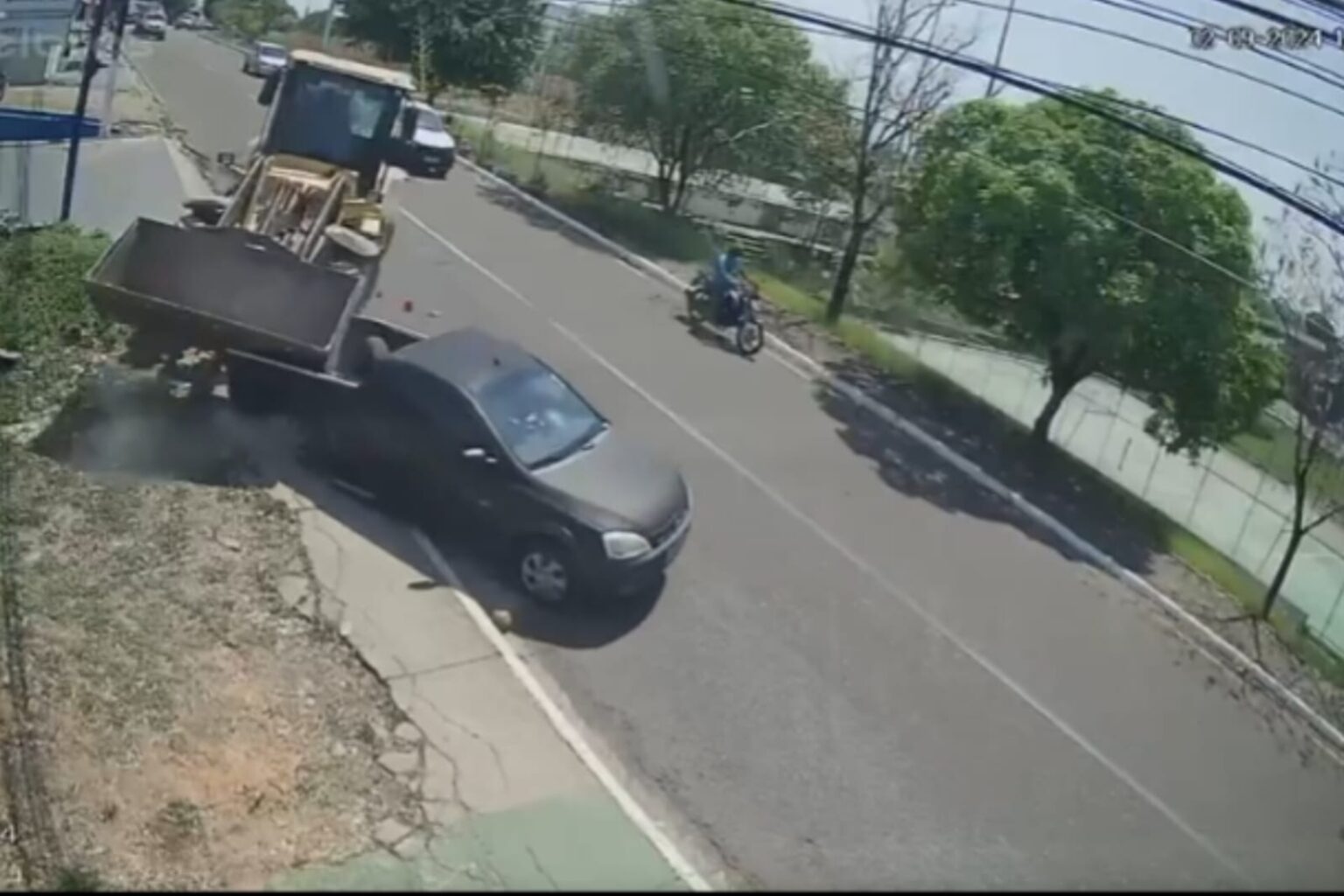 Pá carregadeira colide contra carro estacionado em Marabá