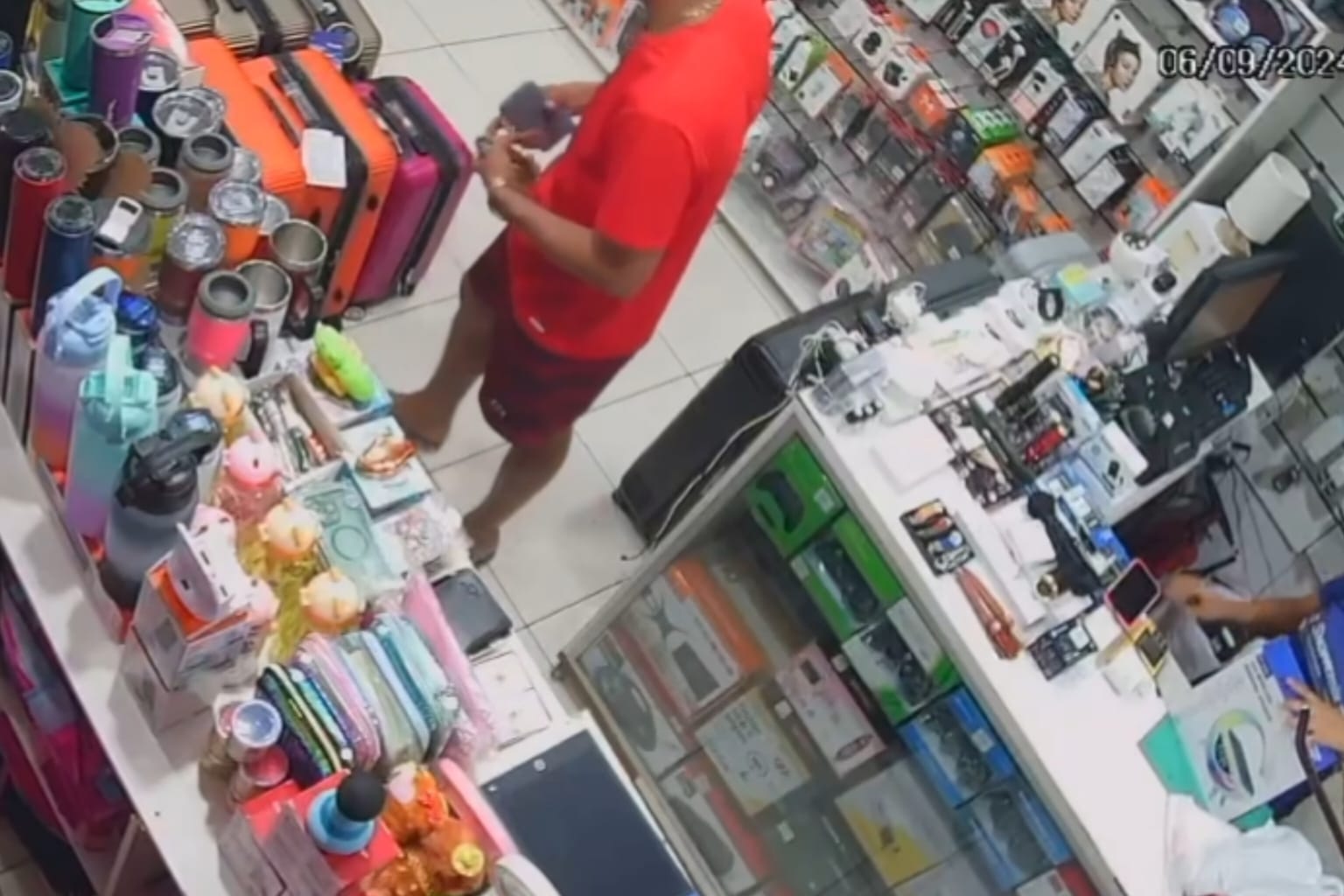 Câmera de segurança flagra furto de celular dentro de loja em Marabá
