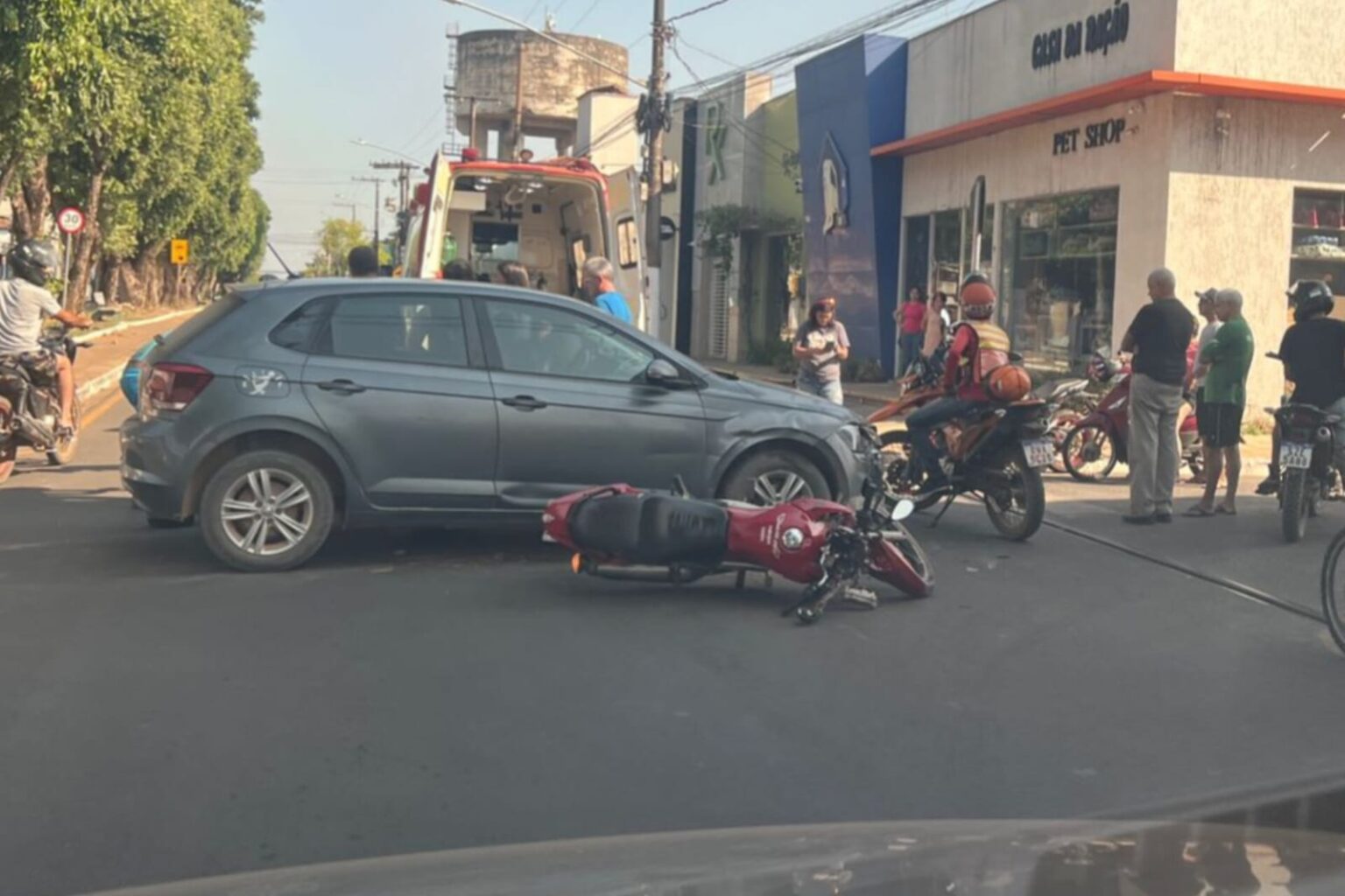 Colisão entre carro e duas motos deixa feridos em Marabá