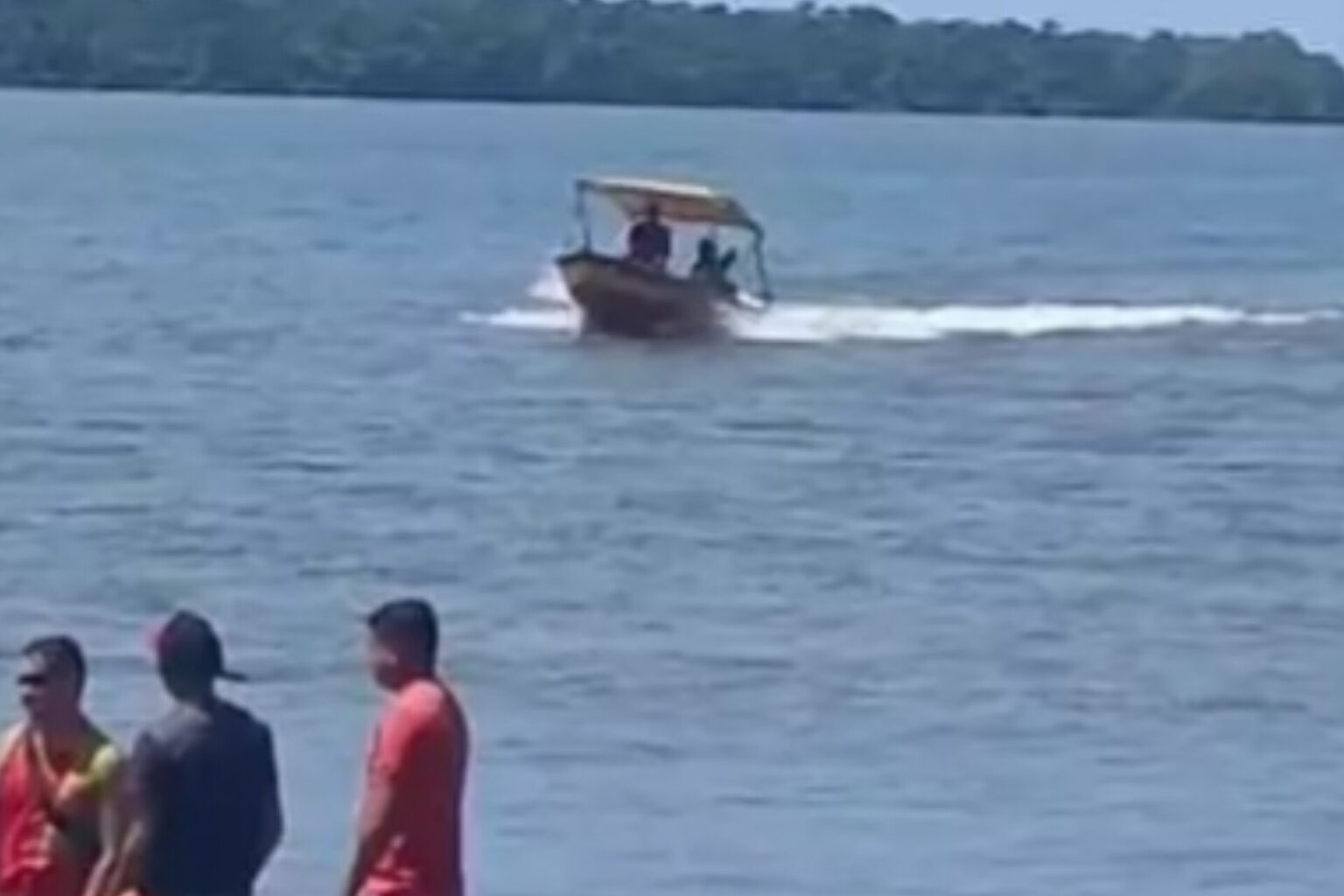 Canoa naufraga e deixa duas pessoas desaparecidas no Pará