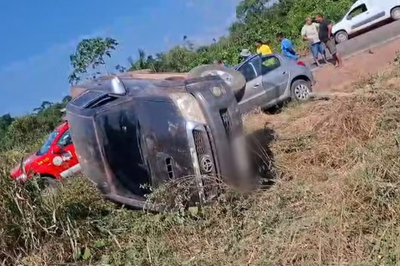 Caminhonete tomba após ser atingida por carro na PA-370