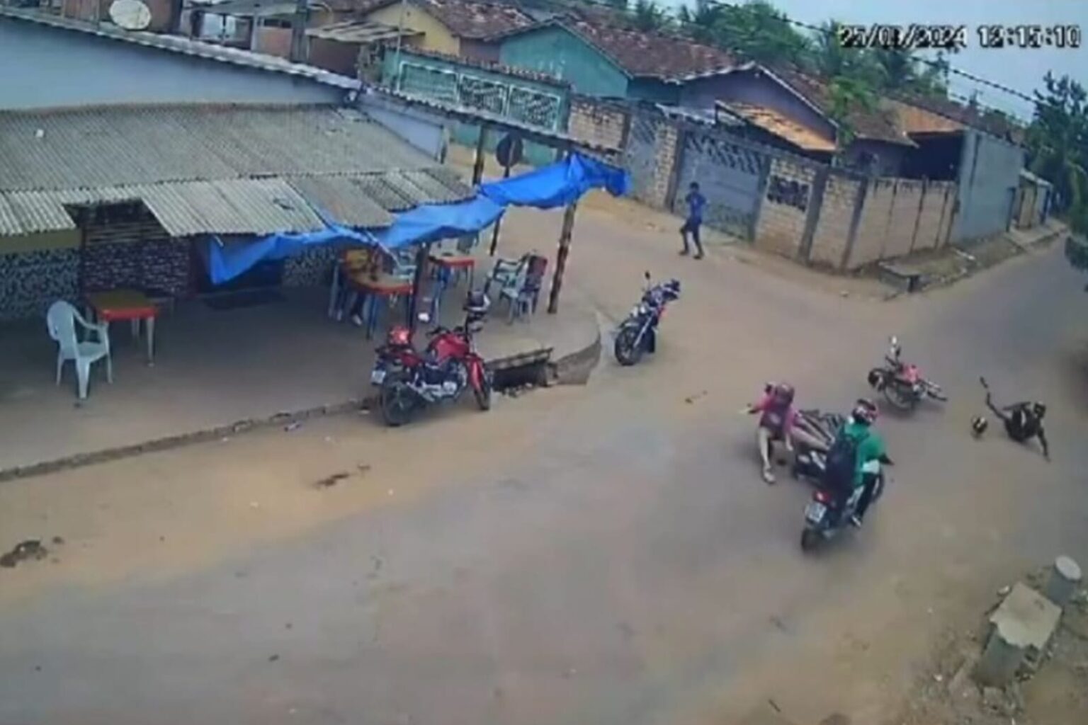 Condutor invade preferencial e provoca colisão entre três motos em Itaituba