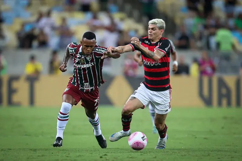 Fluminense vence o Flamengo no Maracanã e impõe primeira derrota ao técnico Filipe Luís