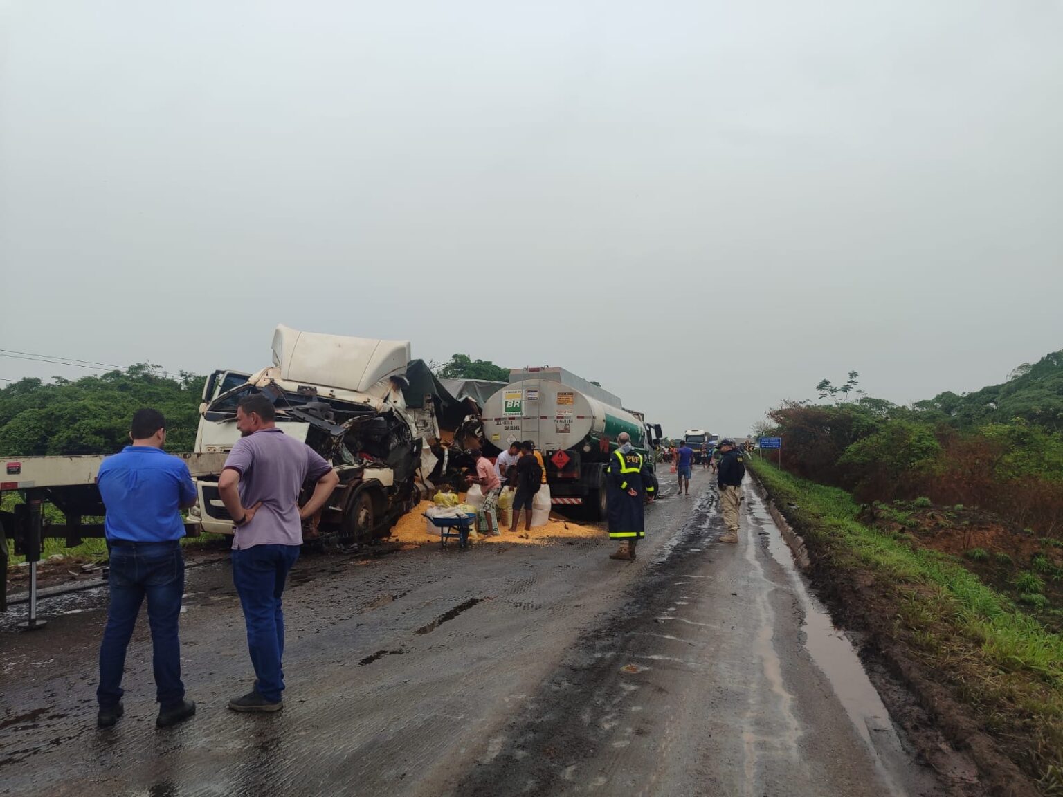 Colisão entre carreta bitrem e caminhão-tanque deixa motoristas feridos na BR-155, em Marabá