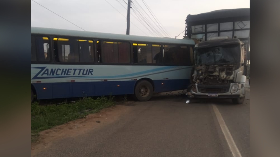 VÍDEO: caminhão colide na traseira de ônibus na BR-222, em Marabá