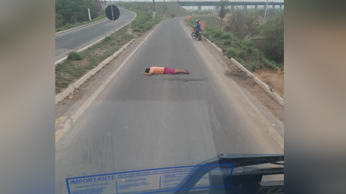 Homem tenta se jogar na frente de caminhão na BR-222, em Marabá