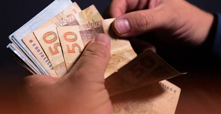 Veja como usar o 13º salário de forma consciente; Estado inicia pagamento na quinta (3)