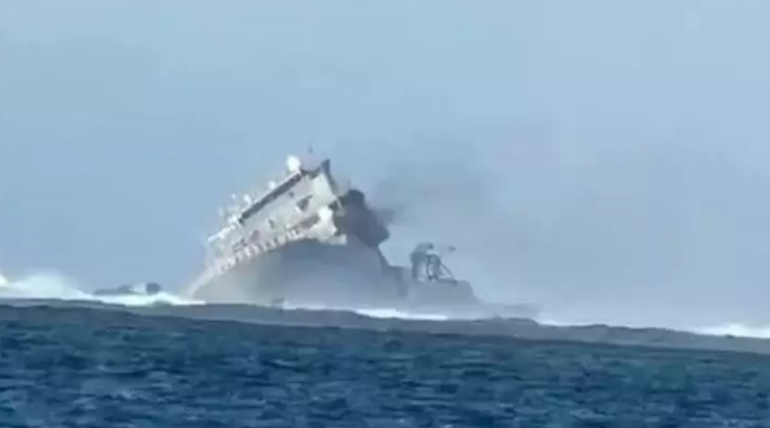 Navio da Marinha afunda com 75 pessoas a bordo