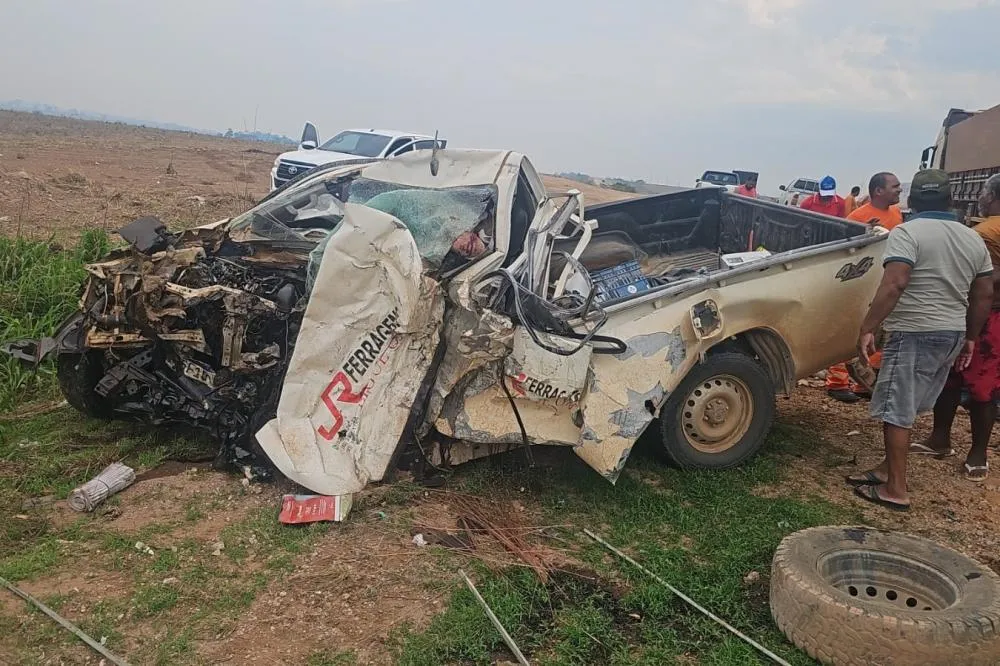 Motorista morre após colisão entre caminhonete e carreta no Pará