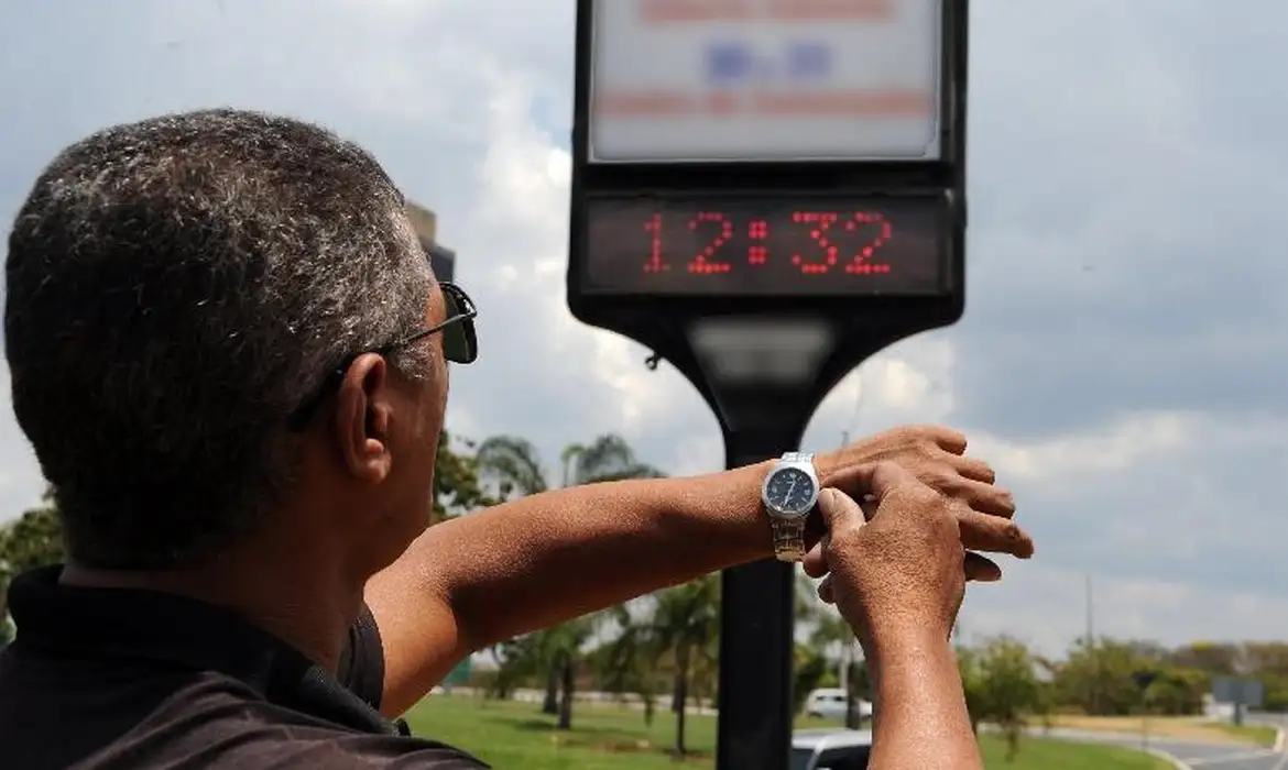 Decisão sobre horário de verão será na terça-feira, diz ministro