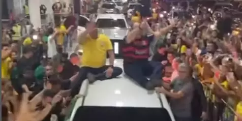 Apoiadores lotam o aeroporto de Santarém durante a chegada de Jair Bolsonaro