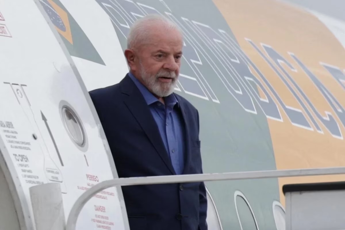 Após cinco horas no ar, avião de Lula pousa em aeroporto no México