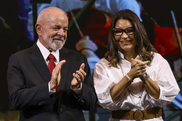 Lula e Janja desembarcam em Belém para participar do Círio