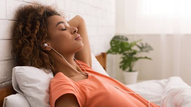 Psicólogos revelam o significado de ouvir a mesma música repetidas vezes
