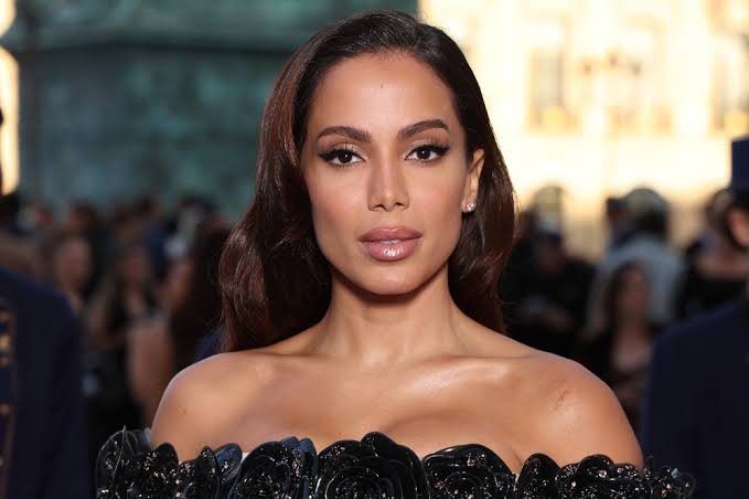Anitta revela que perdeu virgindade em estupro aos 14 anos