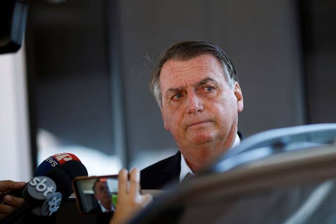 STF mantém decisão que retém passaporte de Bolsonaro