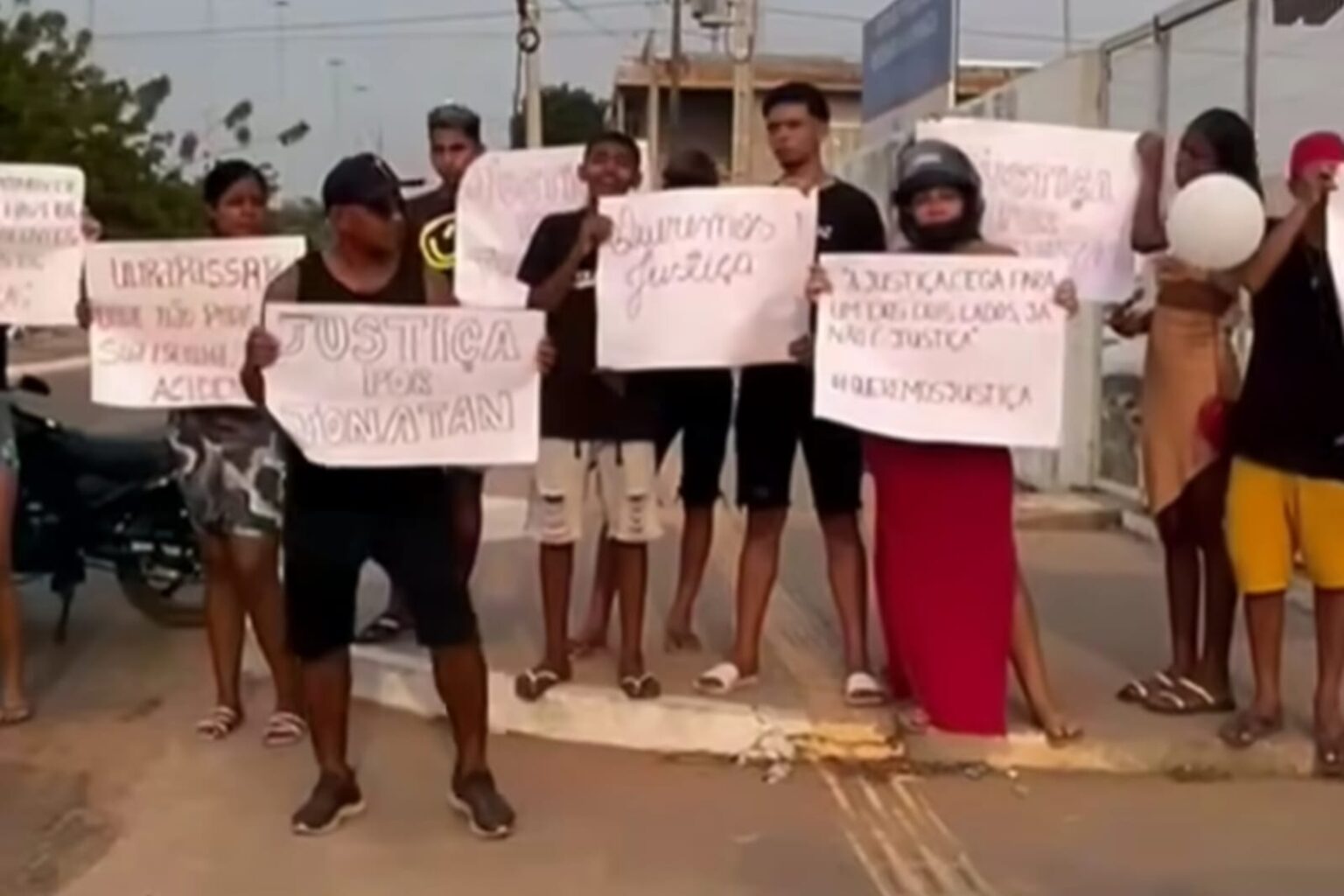 Familiares e amigos de jovem morto durante acidente realizam protesto em Marabá