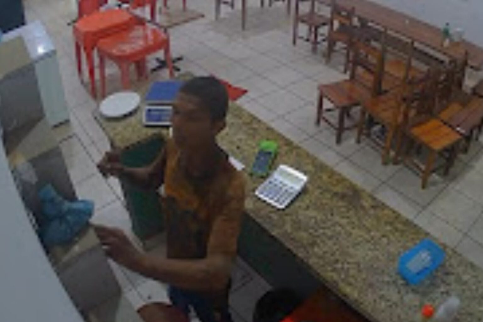 Câmeras flagram homem invadindo churrascaria em São Félix do Xingu
