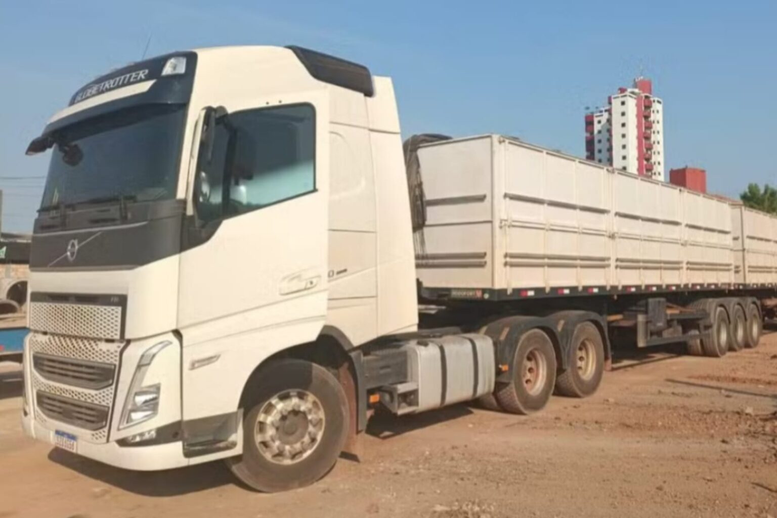 Carreta com 30m³ de madeira serrada é apreendida na BR-163