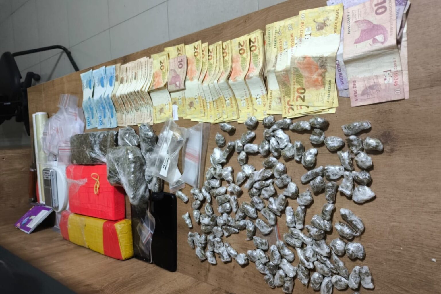 PM desarticula ponto de venda de drogas em Parauapebas
