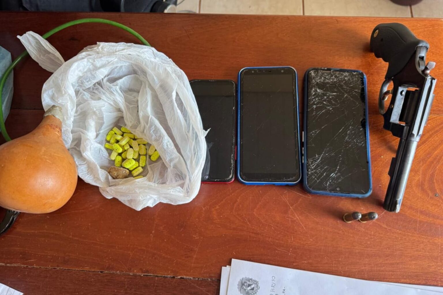 Foragido por homicídio é preso com arma e drogas em Redenção