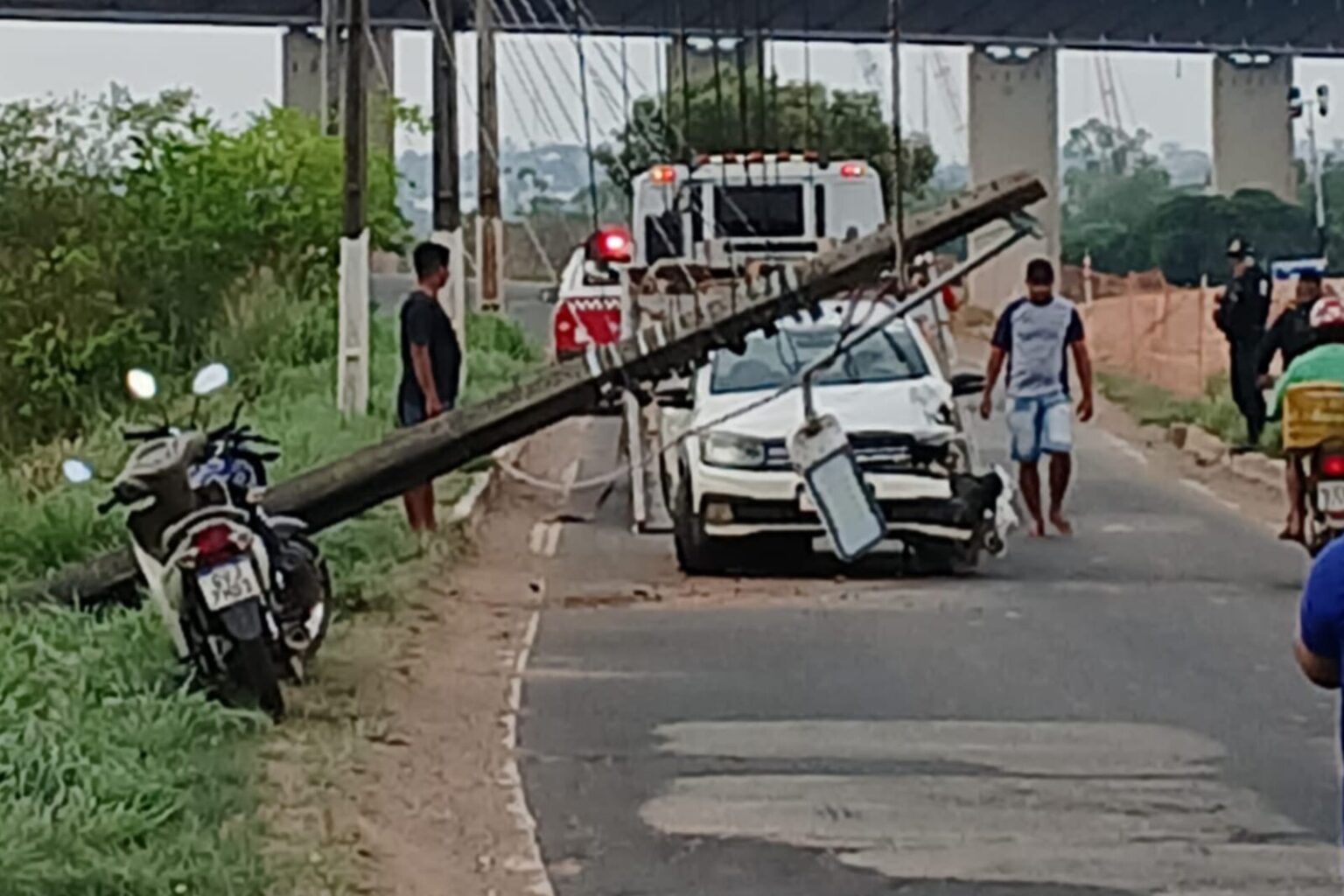 Motorista bêbado colide contra poste em Marabá